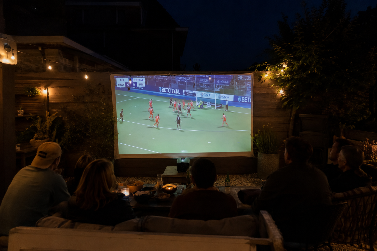 Wat is de leukste manier om hockey te kijken? Op groot scherm, buiten