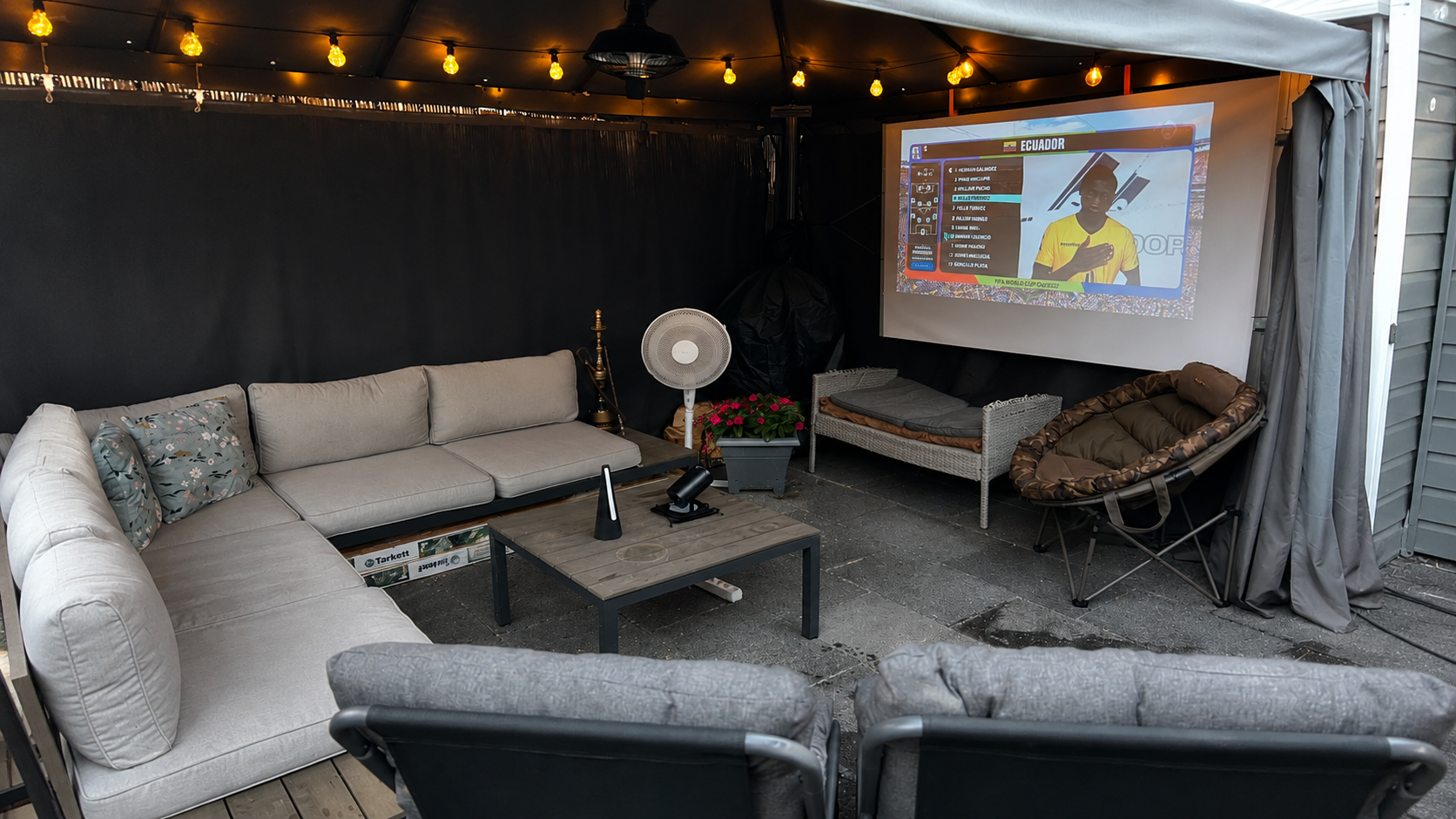 Familie op bezoek wat te doen? Voetbal buiten kijken met elkaar